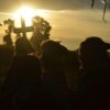 croce sole tramonto giovani