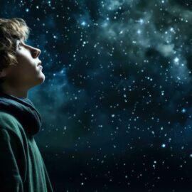 35311128-ai-generato-un-del-bambino-meraviglia-come-lui-sembra-su-a-il-stelle-nel-il-notte-cielo-contemplando-il-misteri-di-il-universo-generativo-ai-gratuito-foto